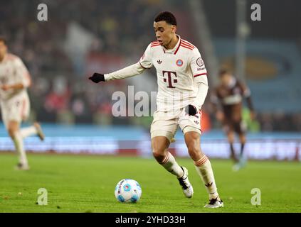 AMBURGO, GERMANIA - 9 NOVEMBRE: Jamal Musiala del Bayern Muenchen corre con il pallone durante la partita di Bundesliga tra FC St. Pauli 1910 e FC Bayern München al Millerntor Stadium il 9 novembre 2024 ad Amburgo, Germania. © diebilderwelt / Alamy Stock Foto Stock