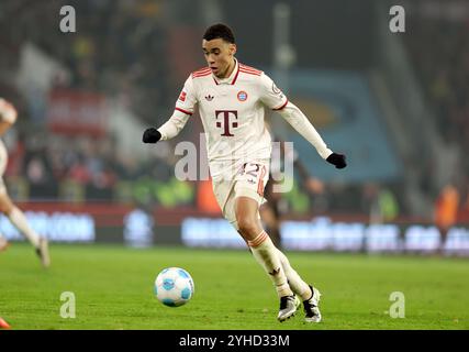 AMBURGO, GERMANIA - 9 NOVEMBRE: Jamal Musiala del Bayern Muenchen corre con il pallone durante la partita di Bundesliga tra FC St. Pauli 1910 e FC Bayern München al Millerntor Stadium il 9 novembre 2024 ad Amburgo, Germania. © diebilderwelt / Alamy Stock Foto Stock