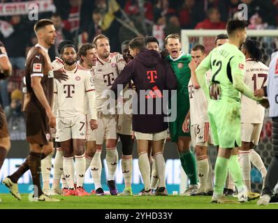 AMBURGO, GERMANIA - 9 NOVEMBRE: I giocatori del Bayern Muenchen celebrano la vittoria dopo la partita di Bundesliga tra FC St. Pauli 1910 e FC Bayern München al Millerntor Stadium il 9 novembre 2024 ad Amburgo, Germania. © diebilderwelt / Alamy Stock Foto Stock