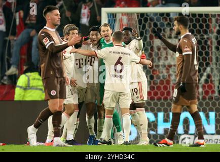 AMBURGO, GERMANIA - 9 NOVEMBRE: I giocatori del Bayern Muenchen celebrano la vittoria dopo la partita di Bundesliga tra FC St. Pauli 1910 e FC Bayern München al Millerntor Stadium il 9 novembre 2024 ad Amburgo, Germania. © diebilderwelt / Alamy Stock Foto Stock