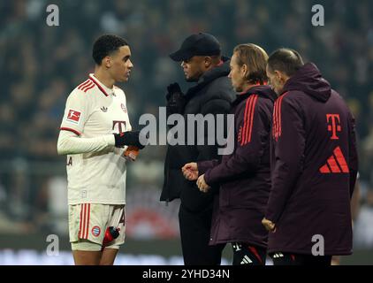 AMBURGO, GERMANIA - 9 NOVEMBRE: Vincent Kompany allenatore del Bayern Muenchen con Jamal Musiala del Bayern Muenchen durante la partita di Bundesliga tra FC St. Pauli 1910 e FC Bayern München al Millerntor Stadium il 9 novembre 2024 ad Amburgo, Germania. © diebilderwelt / Alamy Stock Foto Stock