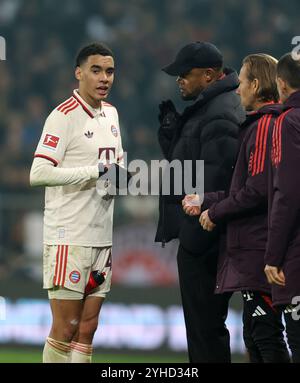 AMBURGO, GERMANIA - 9 NOVEMBRE: Vincent Kompany allenatore del Bayern Muenchen con Jamal Musiala del Bayern Muenchen durante la partita di Bundesliga tra FC St. Pauli 1910 e FC Bayern München al Millerntor Stadium il 9 novembre 2024 ad Amburgo, Germania. © diebilderwelt / Alamy Stock Foto Stock