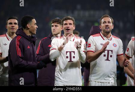 AMBURGO, GERMANIA - 9 NOVEMBRE: Jamal Musiala del Bayern Muenchen , Thomas Mueller del Bayern Muenchen e Harry Kane del Bayern Muenchen celebrano la vittoria dopo la partita di Bundesliga tra FC St. Pauli 1910 e FC Bayern München al Millerntor Stadium il 9 novembre 2024 ad Amburgo, Germania. © diebilderwelt / Alamy Stock Foto Stock