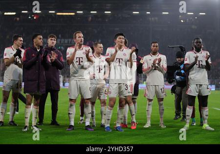 AMBURGO, GERMANIA - 9 NOVEMBRE: I giocatori del Bayern Monaco celebrano la vittoria dopo la partita di Bundesliga tra FC St. Pauli 1910 e FC Bayern München al Millerntor Stadium il 9 novembre 2024 ad Amburgo, Germania. © diebilderwelt / Alamy Stock Foto Stock