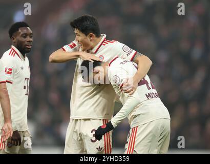 AMBURGO, GERMANIA - 09 NOVEMBRE: Jamal Musiala del Bayern Muenchen festeggia con Minjae Kim del Bayern Muenchen dopo aver segnato il primo gol della sua squadra durante la partita di Bundesliga tra FC St. Pauli 1910 e FC Bayern München al Millerntor Stadium il 9 novembre 2024 ad Amburgo, Germania. © diebilderwelt / Alamy Stock Foto Stock