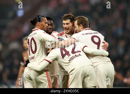 AMBURGO, GERMANIA - 09 NOVEMBRE: Jamal Musiala del Bayern Muenchen festeggia con i suoi compagni dopo aver segnato il primo gol della sua squadra durante la partita di Bundesliga tra FC St. Pauli 1910 e FC Bayern München al Millerntor Stadium il 9 novembre 2024 ad Amburgo, Germania. © diebilderwelt / Alamy Stock Foto Stock