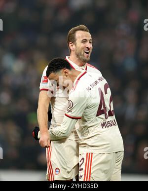 AMBURGO, GERMANIA - 09 NOVEMBRE: Jamal Musiala del Bayern Muenchen festeggia con Harry Kane del Bayern Muenchen dopo aver segnato il primo gol della sua squadra durante la partita di Bundesliga tra FC St. Pauli 1910 e FC Bayern München al Millerntor Stadium il 9 novembre 2024 ad Amburgo, Germania. © diebilderwelt / Alamy Stock Foto Stock