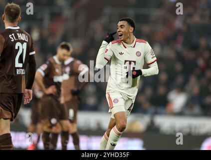 AMBURGO, GERMANIA - 09 NOVEMBRE: Jamal Musiala del Bayern Muenchen festeggia dopo aver segnato il primo gol della sua squadra durante la partita di Bundesliga tra FC St. Pauli 1910 e FC Bayern München al Millerntor Stadium il 9 novembre 2024 ad Amburgo, Germania. © diebilderwelt / Alamy Stock Foto Stock