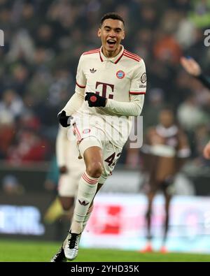 AMBURGO, GERMANIA - 09 NOVEMBRE: Jamal Musiala del Bayern Muenchen festeggia dopo aver segnato il primo gol della sua squadra durante la partita di Bundesliga tra FC St. Pauli 1910 e FC Bayern München al Millerntor Stadium il 9 novembre 2024 ad Amburgo, Germania. © diebilderwelt / Alamy Stock Foto Stock