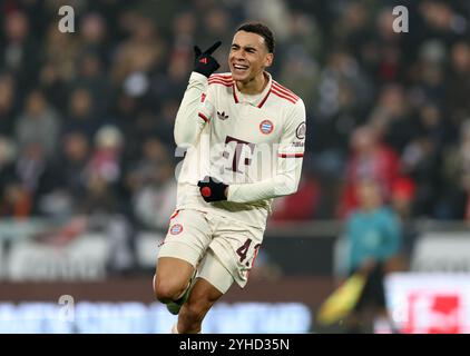 AMBURGO, GERMANIA - 09 NOVEMBRE: Jamal Musiala del Bayern Muenchen festeggia dopo aver segnato il primo gol della sua squadra durante la partita di Bundesliga tra FC St. Pauli 1910 e FC Bayern München al Millerntor Stadium il 9 novembre 2024 ad Amburgo, Germania. © diebilderwelt / Alamy Stock Foto Stock