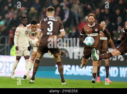 AMBURGO, GERMANIA - 09 NOVEMBRE: Jamal Musiala del Bayern Muenchen segna il primo gol della sua squadra durante la partita di Bundesliga tra FC St. Pauli 1910 e FC Bayern München al Millerntor Stadium il 9 novembre 2024 ad Amburgo, Germania. © diebilderwelt / Alamy Stock Foto Stock