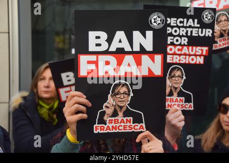 Londra, Inghilterra, Regno Unito. 11 novembre 2024. I sostenitori di Israele organizzano una protesta alla London School of Economics, LSE, mentre Francesca Albanese, relatrice speciale delle Nazioni Unite sui territori palestinesi occupati, tiene una conferenza. (Credit Image: © Vuk Valcic/ZUMA Press Wire) SOLO PER USO EDITORIALE! Non per USO commerciale! Crediti: ZUMA Press, Inc./Alamy Live News Foto Stock