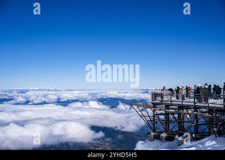 (241111) -- LIJIANG, 11 novembre 2024 (Xinhua) -- i turisti vedono il mare di nuvole sulla montagna di neve Yulong a Lijiang, nella provincia di Yunnan del sud-ovest della Cina, 9 novembre 2024. Con l'obiettivo di costruire una città turistica famosa in tutto il mondo, Lijiang ha migliorato il servizio nei suoi punti panoramici come l'antica città di Lijiang e Yulong Snow Mountain, nel tentativo di promuovere lo sviluppo di alta qualità del suo mercato turistico culturale. Secondo le statistiche, la città ha ricevuto 68,663 milioni di turisti nei primi tre trimestri del 2024, con un aumento del 20,71% su base annua. (Xinhua/Hu Chao) Foto Stock