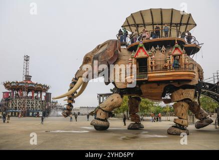 Attrazione turistica il grande Elefante e il Carrousel des Mondes Marins sull'Ile de Nantes nella Loira, Nantes, dipartimento Loira-Atlantica, Pays de Foto Stock