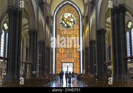 Lille, Francia, 1 settembre 2018: Navata centrale della Basilica di Notre Dame de la Treille. Lille, Francia, Europa Foto Stock