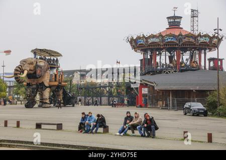 Attrazione turistica il grande Elefante e il Carrousel des Mondes Marins sull'Ile de Nantes nella Loira, Nantes, dipartimento Loira-Atlantica, Pays de Foto Stock