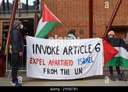 Londra, Regno Unito. 11 novembre 2024. I sostenitori della Palestina tengono uno striscione che chiede che Israele venga espulso dalle Nazioni Unite mentre Francesca Albanese, relatrice speciale delle Nazioni Unite sui territori palestinesi occupati, tiene una conferenza alla London School of Economics, LSE. Crediti: Vuk Valcic/Alamy Live News Foto Stock