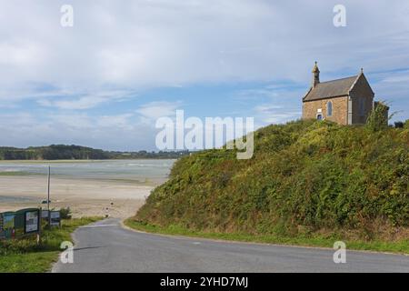 Una piccola chiesa sorge su una collina verde che si affaccia su un pittoresco paesaggio costiero, Cappella di St-Maurice, Morieux, Cotes d'Armor, Bretagna, Francia, EUR Foto Stock