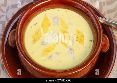 Cucina sveva, zuppa cerebrale con guarnigione di uova, frattaglie, cervello di vitello, regionale, zuppa servita in una ciotola, cucina casalinga, cucina tipica sveva, cucina tradizionale Foto Stock