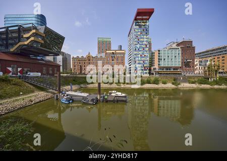 Edifici per uffici Wolkenbuegel e Colorium a Duesseldorf Media Harbour, capitale dello Stato, città indipendente, Renania settentrionale-Vestfalia, Germania, Europa Foto Stock