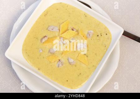 Cucina sveva, zuppa cerebrale con guarnigione di uova, frattaglie, cervello di vitello, regionale, zuppa servita in una ciotola, cucina casalinga, cucina tipica sveva, cucina tradizionale Foto Stock