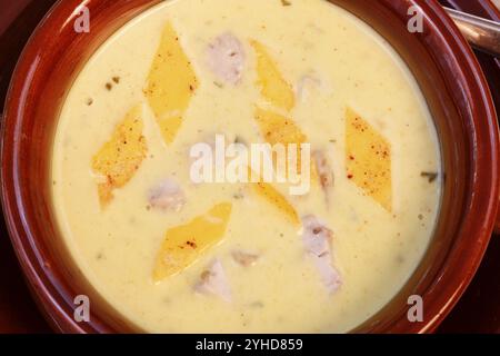 Cucina sveva, zuppa cerebrale con guarnigione di uova, frattaglie, cervello di vitello, regionale, zuppa servita in una ciotola, cucina casalinga, cucina tipica sveva, cucina tradizionale Foto Stock