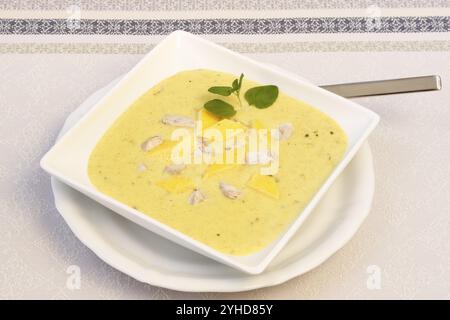 Cucina sveva, zuppa cerebrale con guarnigione di uova, frattaglie, cervello di vitello, regionale, zuppa servita in una ciotola, cucina casalinga, cucina tipica sveva, cucina tradizionale Foto Stock