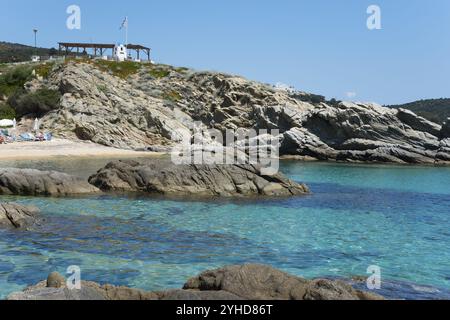 Paesaggio costiero roccioso con acque cristalline e scogliere, tranquillo paesaggio naturale, Sarti, Sithonia, Calcidica, Halkidiki, Macedonia centrale, Gree Foto Stock