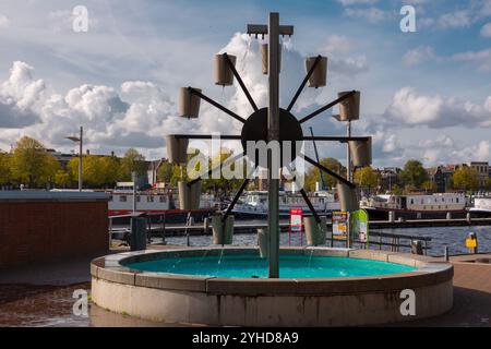 Amsterdam, NL - 11 ottobre 2021: Laghetto con ruota idraulica Lorenz presso il NEMO Science Museum di Amsterdam, NL. Foto Stock