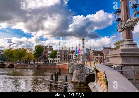 Amsterdam, NL, 11 ottobre 2021: Il Blauwbrug, il Ponte Blu è un ponte storico di Amsterdam, Paesi Bassi, sul fiume Amstel. Foto Stock