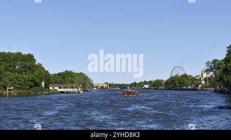 Tipica imbarcazione passeggeri sul Rio Lujan a Tigre, l'area ricreativa sul delta del Rio Parana, con ruota panoramica, Buenos Aires, Argentina, Foto Stock