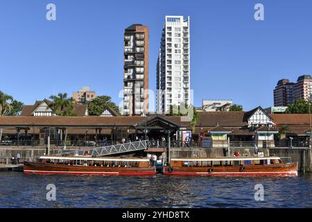 Tipiche barche passeggeri sul Rio Lujan a Tigre, l'area ricreativa sul delta del Rio Parana, Buenos Aires, Argentina, Sud America Foto Stock