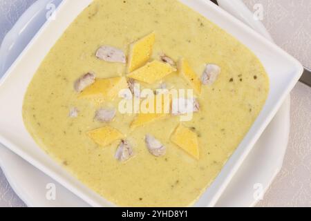 Cucina sveva, zuppa cerebrale con guarnigione di uova, frattaglie, cervello di vitello, regionale, zuppa servita in una ciotola, cucina casalinga, cucina tipica sveva, cucina tradizionale Foto Stock