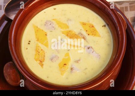 Cucina sveva, zuppa cerebrale con guarnigione di uova, frattaglie, cervello di vitello, regionale, zuppa servita in una ciotola, cucina casalinga, cucina tipica sveva, cucina tradizionale Foto Stock