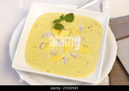 Cucina sveva, zuppa cerebrale con guarnigione di uova, frattaglie, cervello di vitello, regionale, zuppa servita in una ciotola, cucina casalinga, cucina tipica sveva, cucina tradizionale Foto Stock