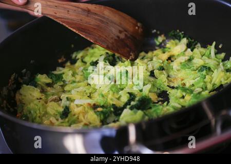 Cucina sveva, preparazione di cavolo sabaudo, medaglioni di cinghiale con torte di cavolo sabaude, verdure saltate, padella, spatola, sano, cucina casalinga, Foto Stock