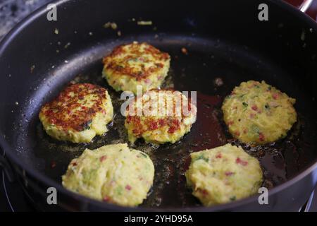 Cucina sveva, preparazione di cavolo sabaudo, medaglioni di cinghiali con torte di cavolo sabaude, frittura di dolci di verdure, padella, sana, cucina casalinga, Foto Stock