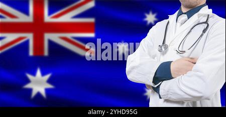 Concetto australiano di salute e assistenza. Medico professionista sulla bandiera dell'Australia. Medico con le braccia incrociate sulla bandiera australiana Foto Stock