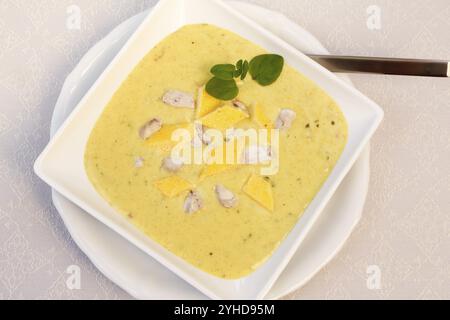 Cucina sveva, zuppa cerebrale con guarnigione di uova, frattaglie, cervello di vitello, regionale, zuppa servita in una ciotola, cucina casalinga, cucina tipica sveva, cucina tradizionale Foto Stock