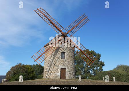 Storico mulino a vento in pietra con vele in legno su una collina sotto un cielo limpido, mulino a vento Buglais, Lancieux, Cotes-d'Armor, Bretagna, Francia, Europa Foto Stock