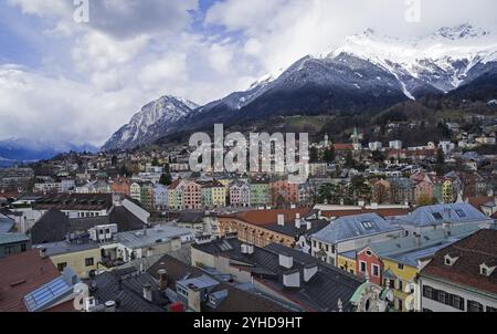 Vista dalla cima della vecchia torre dell'orologio del centro storico di Innsbruck e delle montagne circostanti. Austria Foto Stock