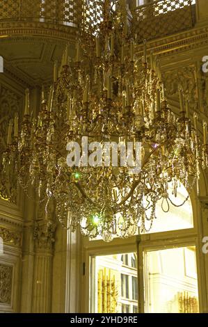 San Pietroburgo, 23 novembre 2019: Vecchio lampadario di cristallo. Pavilion Hall del piccolo Hermitage. Museo dell'Hermitage di Stato, San Pietroburgo, Russia Foto Stock