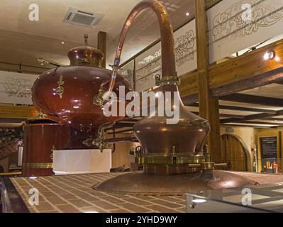 MOSCA, RUSSIA, 17 GIUGNO 2017: Antica Charente alembic (un cubo di distillazione per ottenere alcol per la produzione di cognac) nel museo del cognac. Mosca Foto Stock