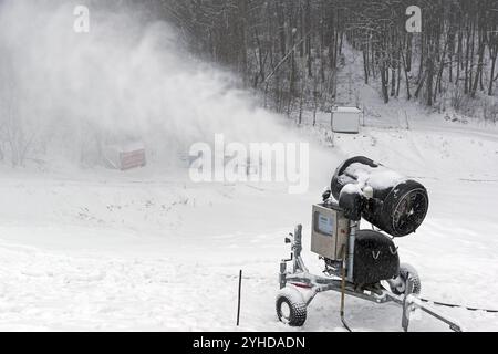 Cannone da neve sulla pista da sci. Complesso sciistico Uzkoye in Viale Sebastopoli, Mosca, Russia, Europa Foto Stock