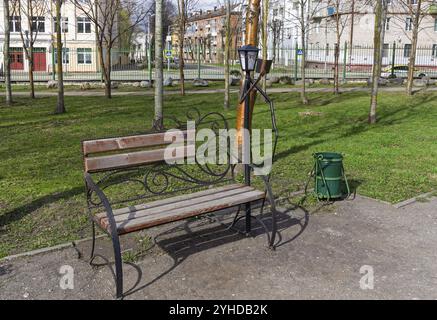SMOLENSK, RUSSIA, 22 APRILE 2018: Una divertente scultura del parco è una lanterna sotto forma di un uomo anziano che legge un libro. Lopatinsky, giardino, Smolensk, R. Foto Stock