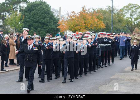 Southend Sea Cadets da T. S. Implacable Marching in un evento cerimoniale della domenica della memoria sulla Clifftown Parade, Southend on Sea, Essex, Regno Unito. Foto Stock