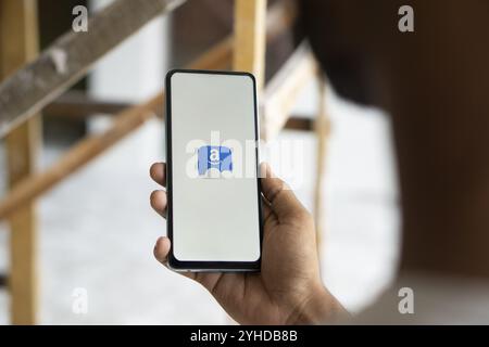 Dacca, Bangladesh - 06 ottobre 2024: Il logo Amazon Drive viene visualizzato sullo smartphone Foto Stock