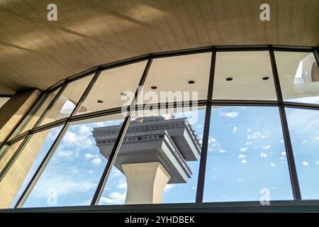 DULLES, Virginia - il terminal principale dell'aeroporto internazionale Dulles di Washington, progettato dall'architetto modernista Eero Saarinen, funge da principale punto di accesso internazionale alla regione di Washington DC. Il caratteristico edificio del terminal, completato nel 1962, presenta una struttura a catenaria sospesa che è diventata un'icona architettonica. La struttura gestisce ogni anno milioni di passeggeri nazionali e internazionali, collegando la regione della capitale nazionale a destinazioni in tutto il mondo. Foto Stock