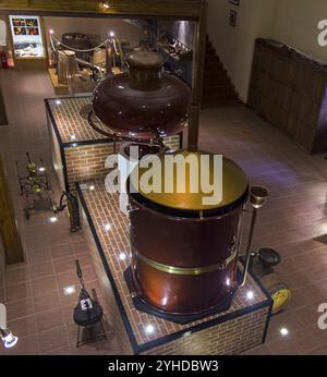 MOSCA, RUSSIA, 17 GIUGNO 2017: Antica Charente alembic (un cubo di distillazione per ottenere alcol per la produzione di cognac) nel museo del cognac. Mosca Foto Stock
