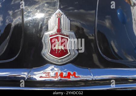 MOSCA, RUSSIA, 1 OTTOBRE 2016: Primo piano del logo sul cofano della vecchia auto sovietica ZIM (GAZ-12) Foto Stock